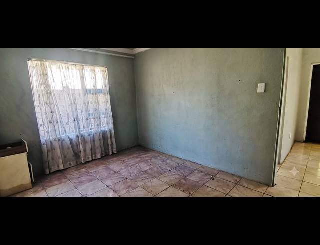4 BEDROOM HOUSE FOR SALE IN SEBOKENG ZONE 11